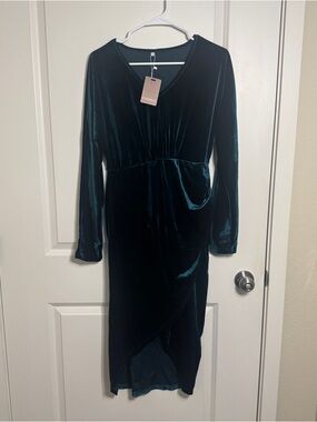 Women's Velvet Long-Sleeve V-Neck Midi Dress in Deep Teal